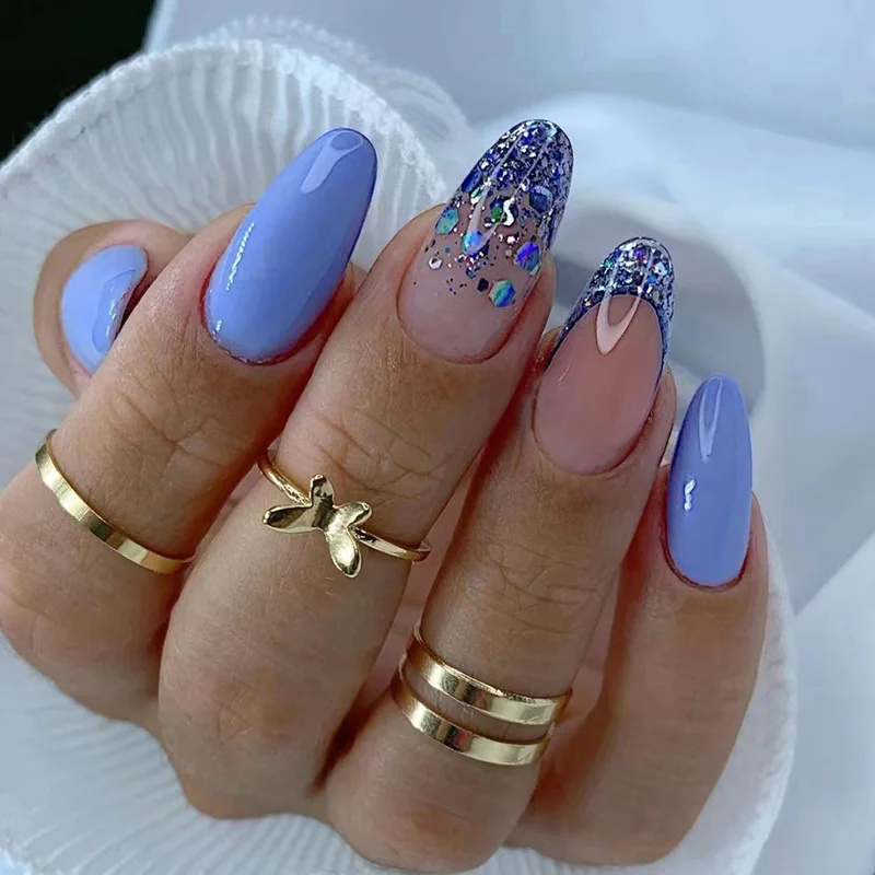 unha decorada azul com glitter