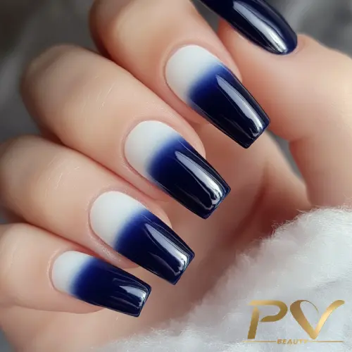 unha decorada azul claro com branco