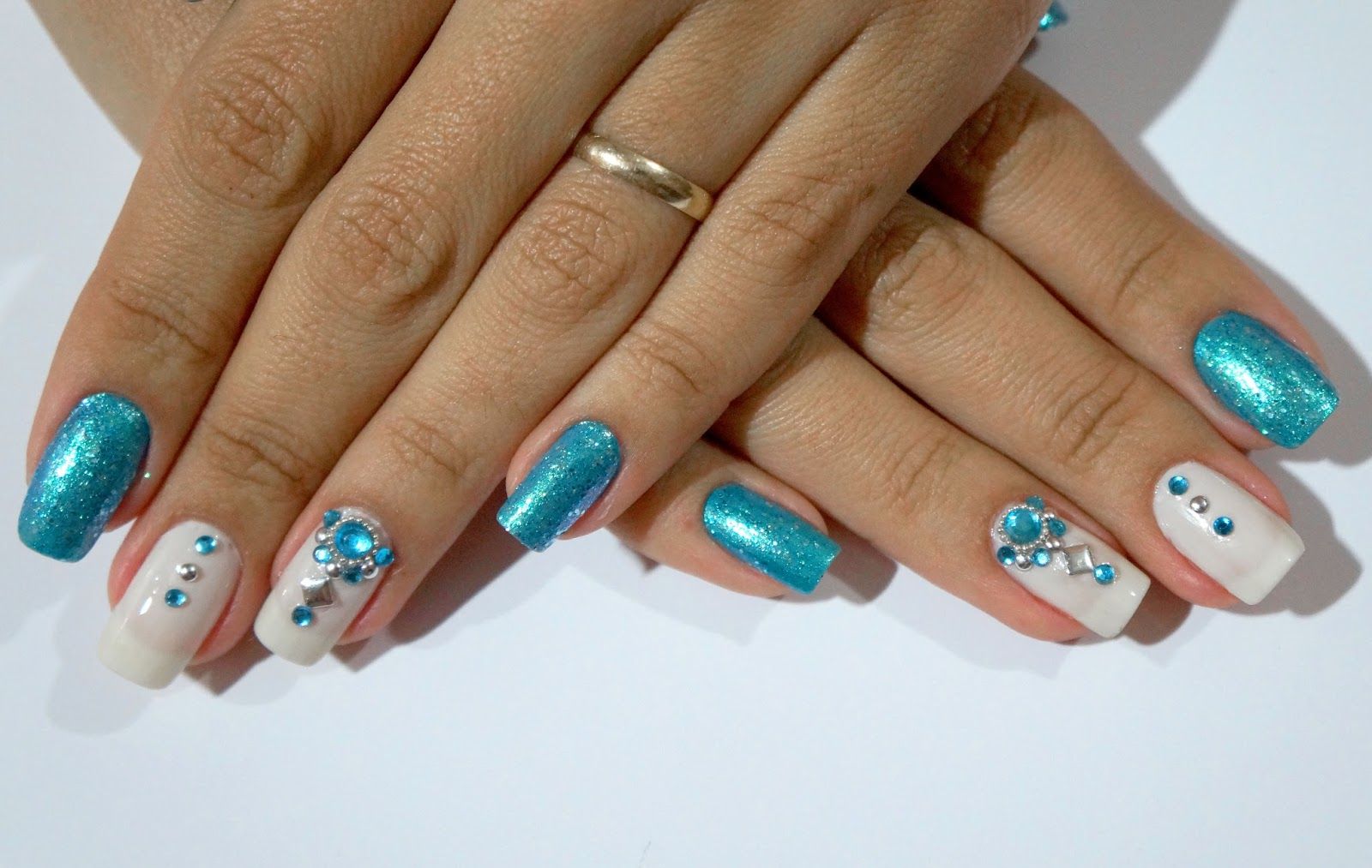 unha decorada azul com pedrarias