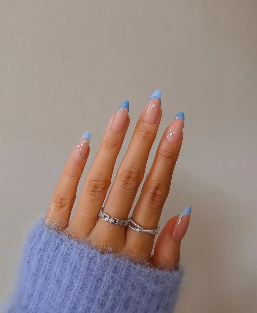 unha decorada azul bebê com flores