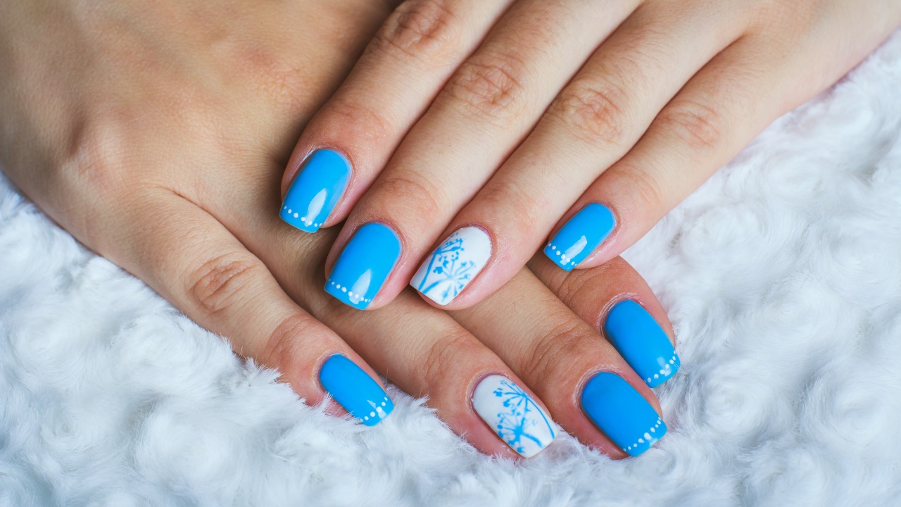 unha decorada azul com glitter