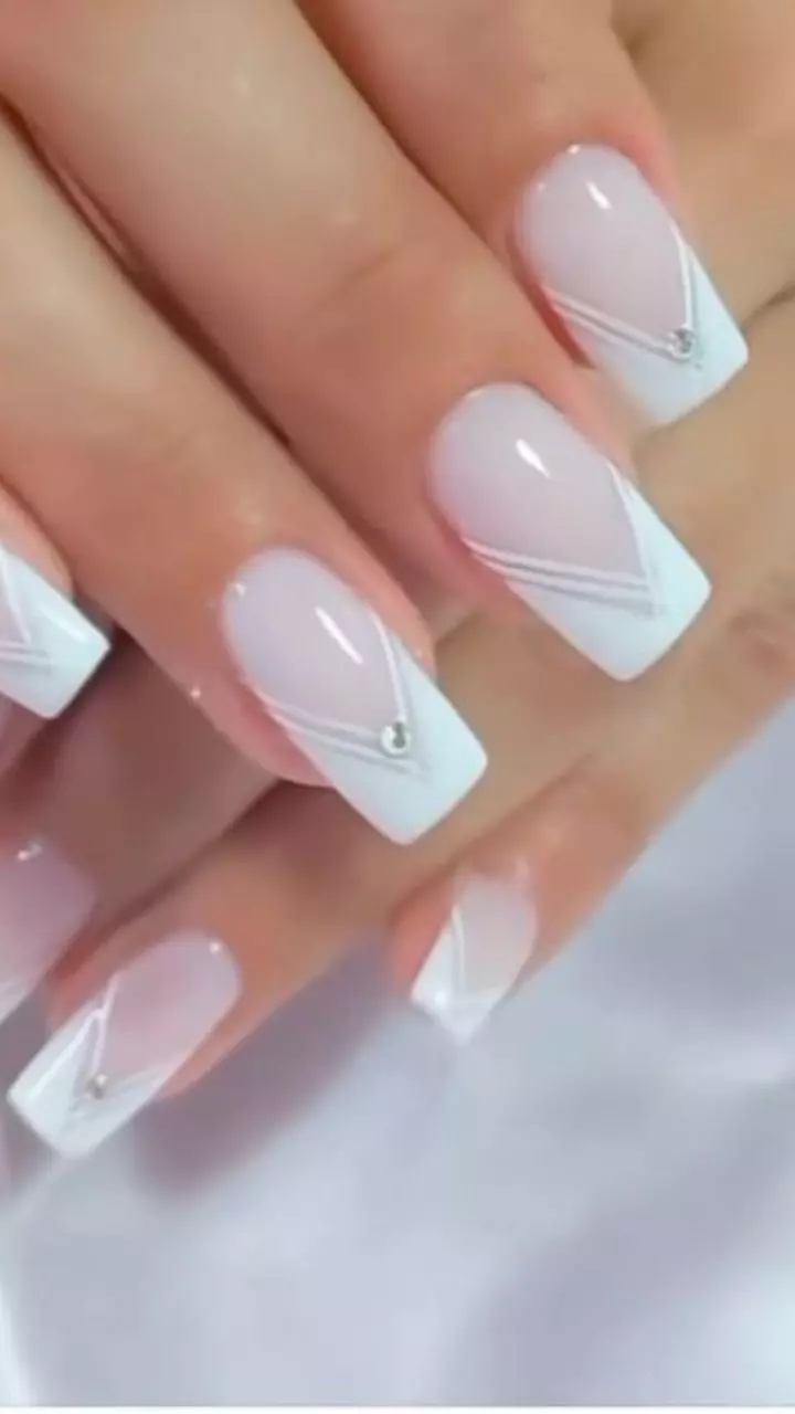 unha decorada branca com strass