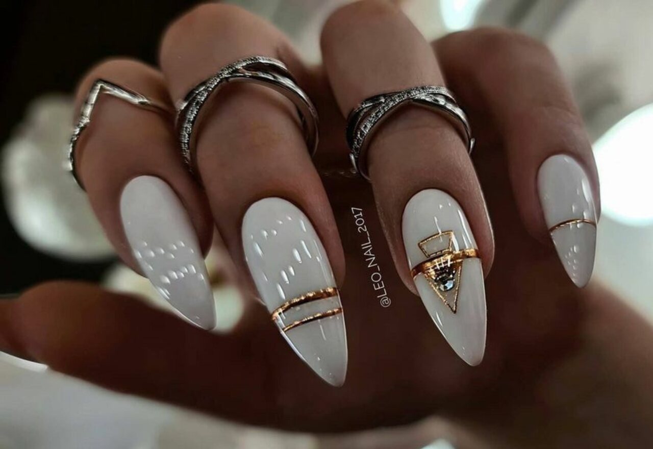 unha decorada branca com glitter