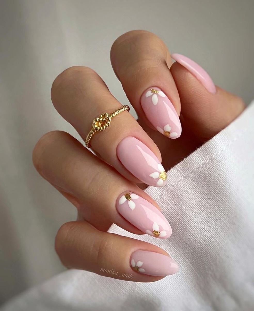 unha decorada rosa bebê com florzinha