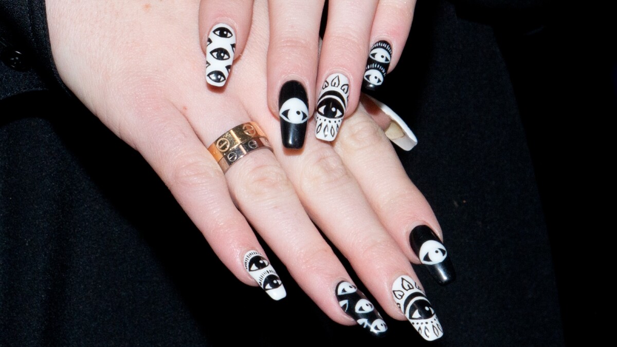 unha bailarina preta vs unha coffin preta