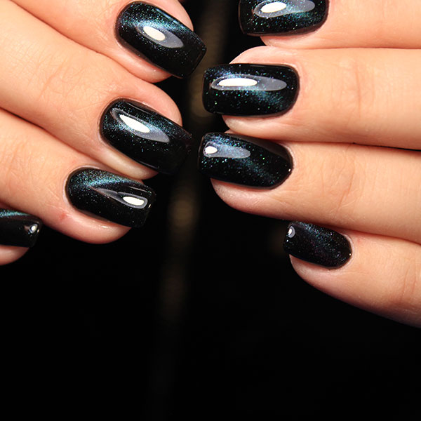 unha em gel preta e branca