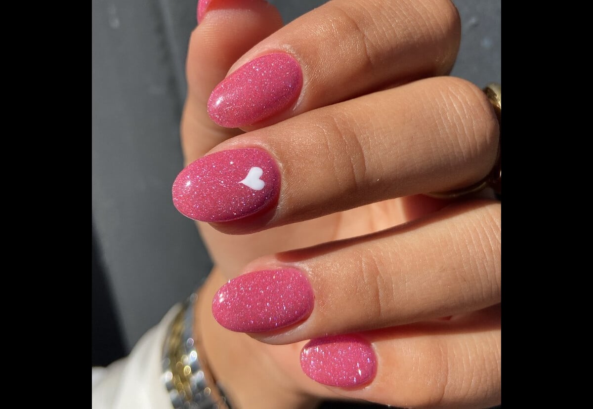 Esmaltes em Gel Rosa com Glitter: As Melhores Marcas e Efeitos para 2024