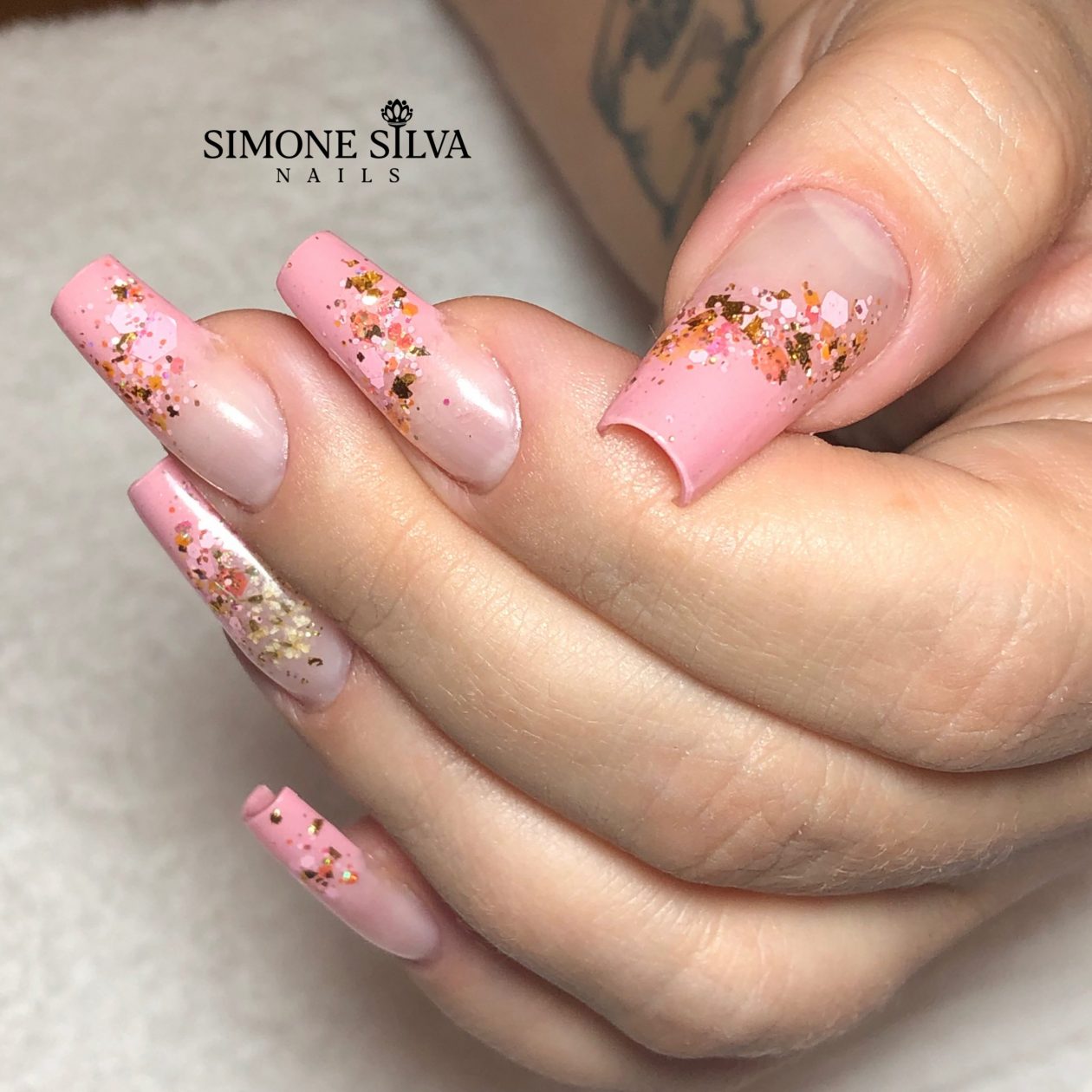 Passo a Passo: Aplicação Perfeita de Glitter Solto em Unhas de Gel Rosa