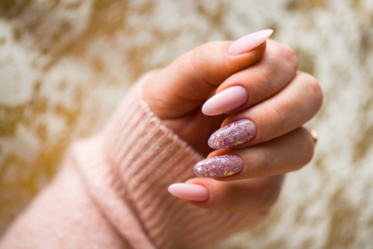 Guia Completo: Como Escolher o Gel Rosa com Glitter Ideal para Suas Unhas