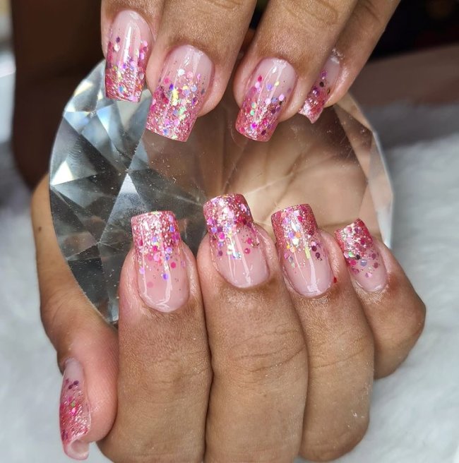 Inspirações de Unhas Rosa com Glitter: Do Clássico ao Moderno