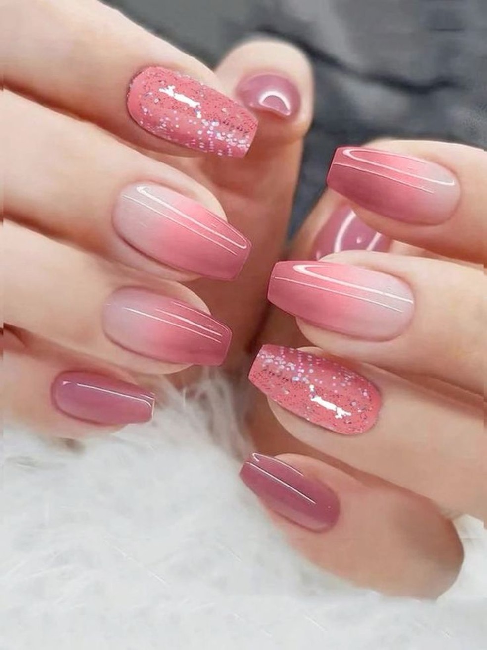Inspirações de Unhas Rosa com Glitter: Do Clássico ao Moderno