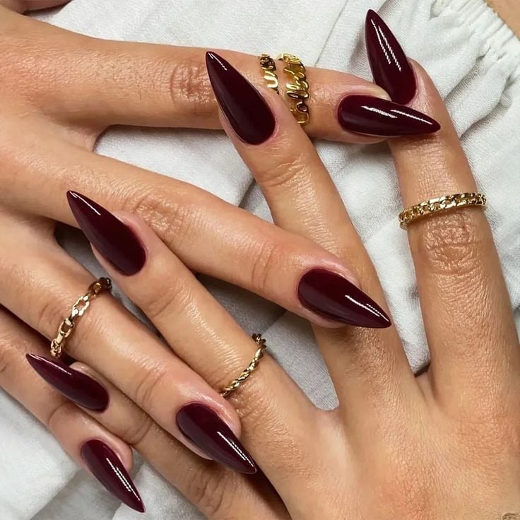 unha stiletto longa