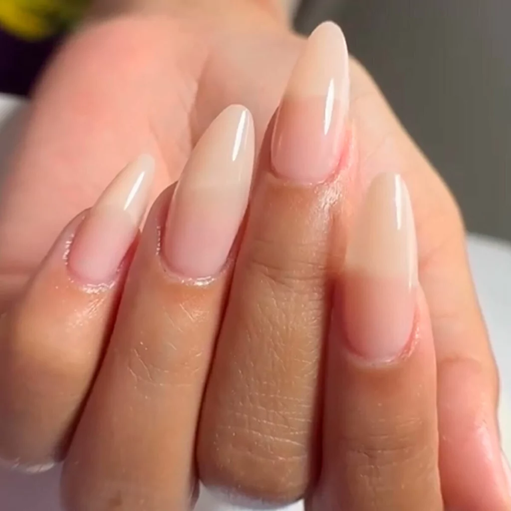 unha stiletto preta