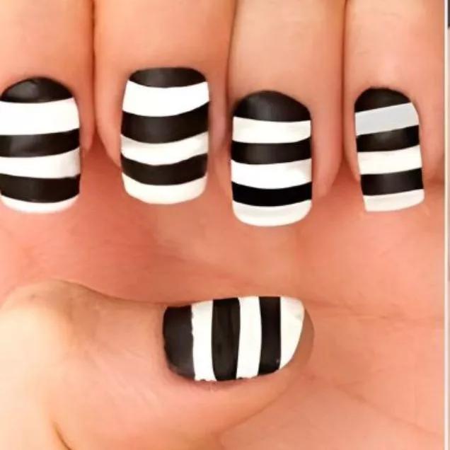 unha gel preto e branco fosca ou brilhante