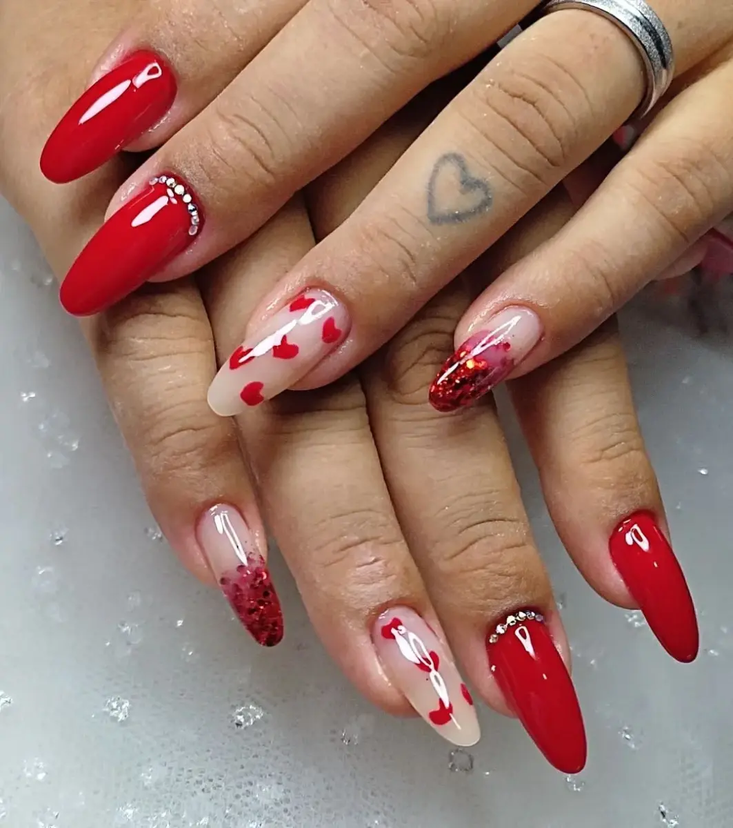 ideias de unhas stiletto vermelhas decoradas