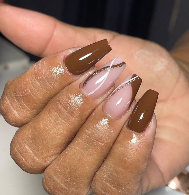 unha marrom com glitter