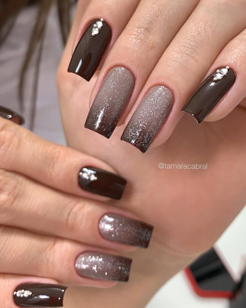 unha marrom com glitter grosso