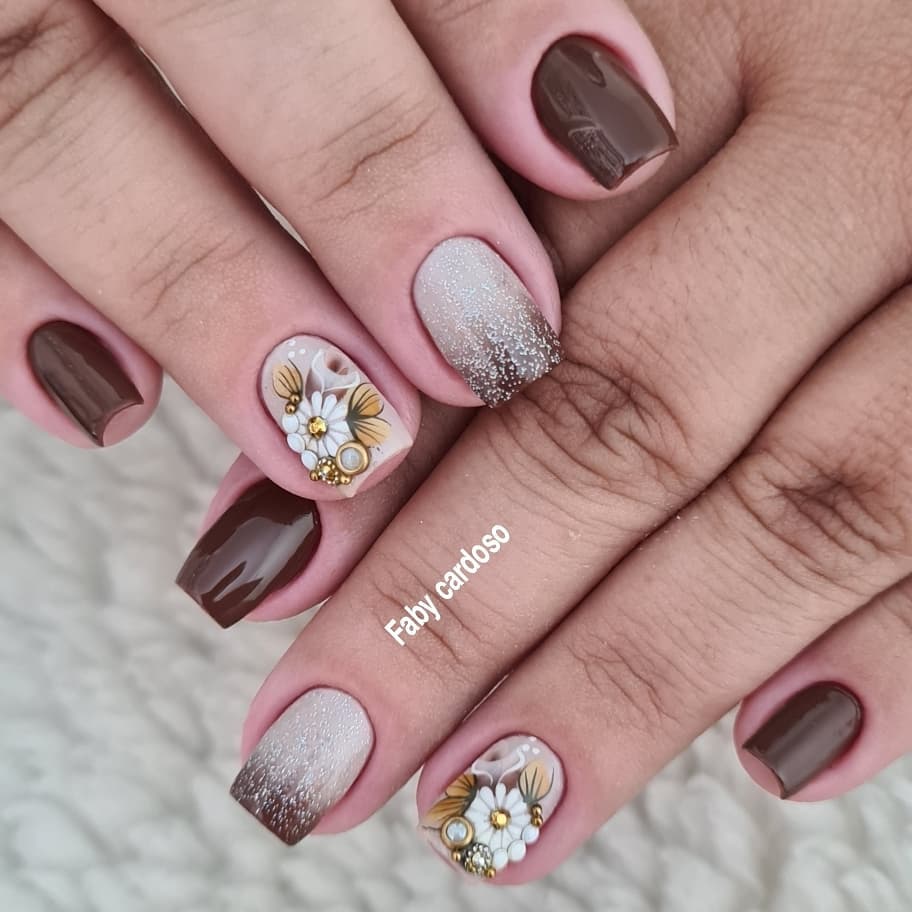unha marrom com glitter e francesinha