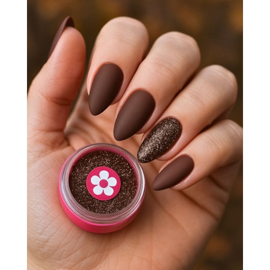 unha marrom nude com glitter