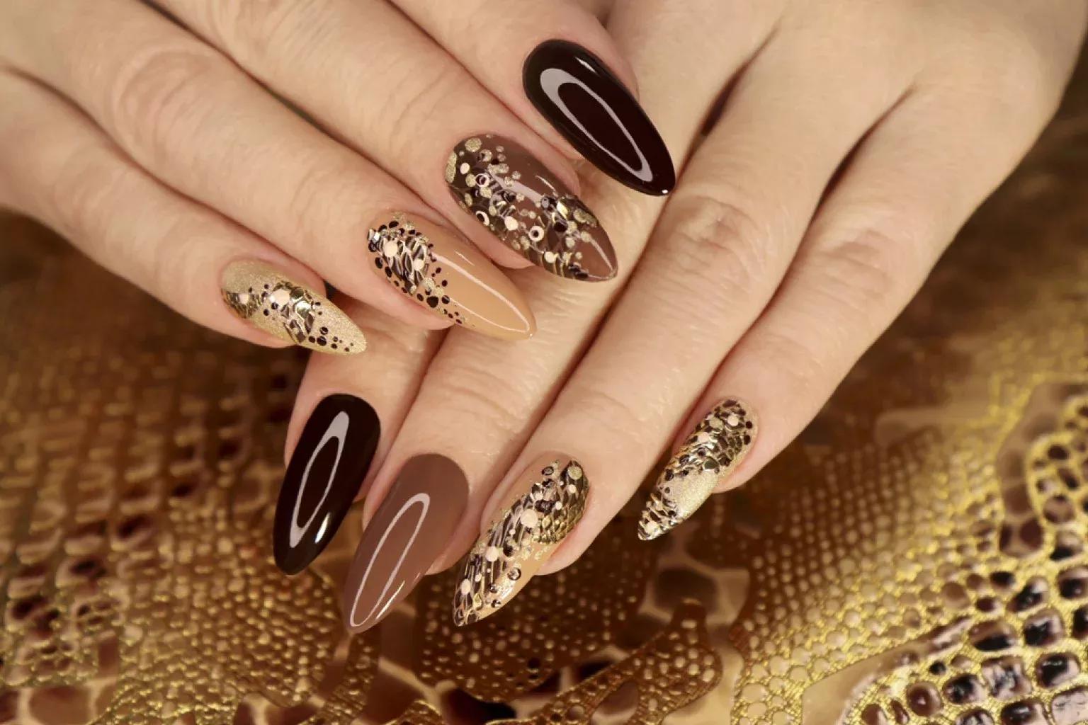 unha marrom com glitter e francesinha