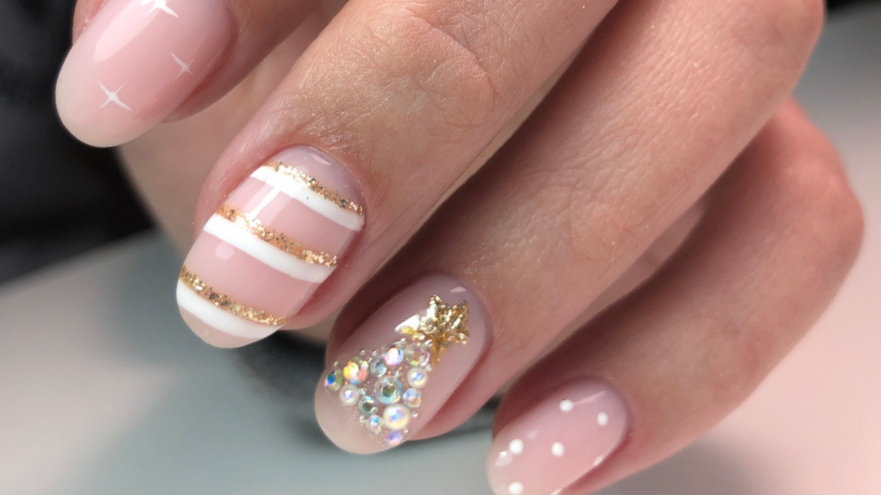 5 ideias de títulos:
1. Unhas para o Réveillon 2026: Brilho e Sofisticação para a Virada
2. Tendências de Unhas Ano Novo: Do Minimalismo ao Glamour
3. O Significado das Cores nas Unhas para Atrair Boas Energias em 2026
4. Unha de Rica e Perolada: Aposte nessas Tendências para um Réveillon Elegante
5. Glitter e Metalizado: As Unhas que Vão Dominar o Ano Novo 2026