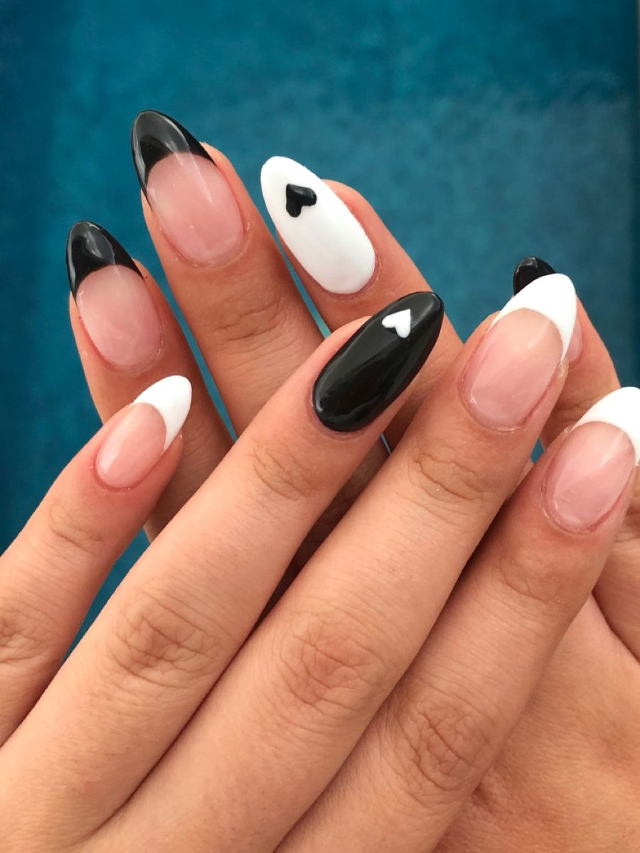 unhas foscas preto e branco