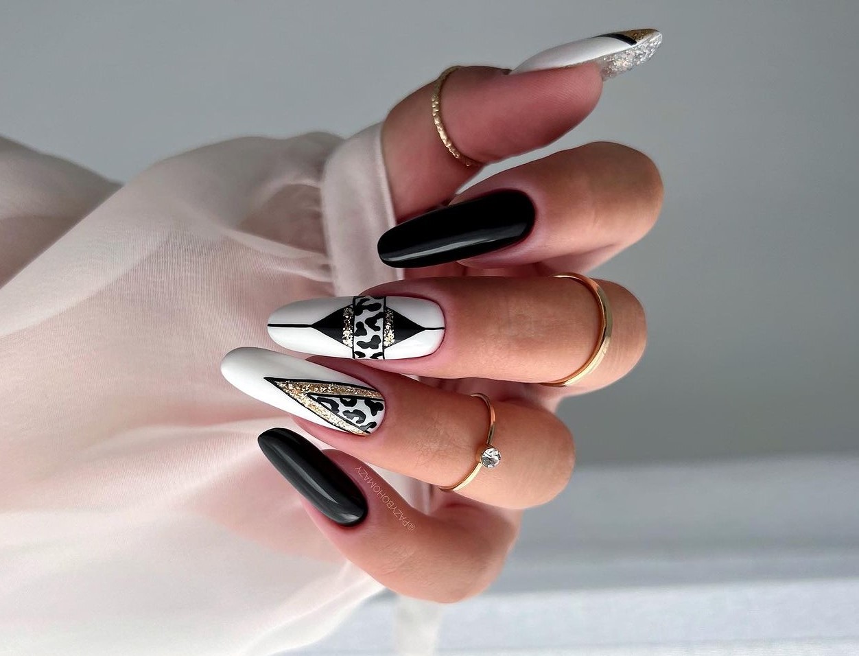 unhas preto e branco com pedraria
