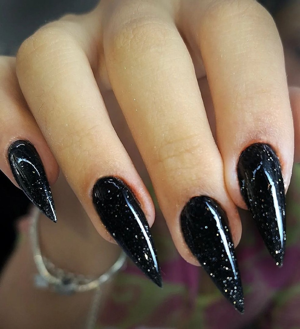 unha preta em gel cromada