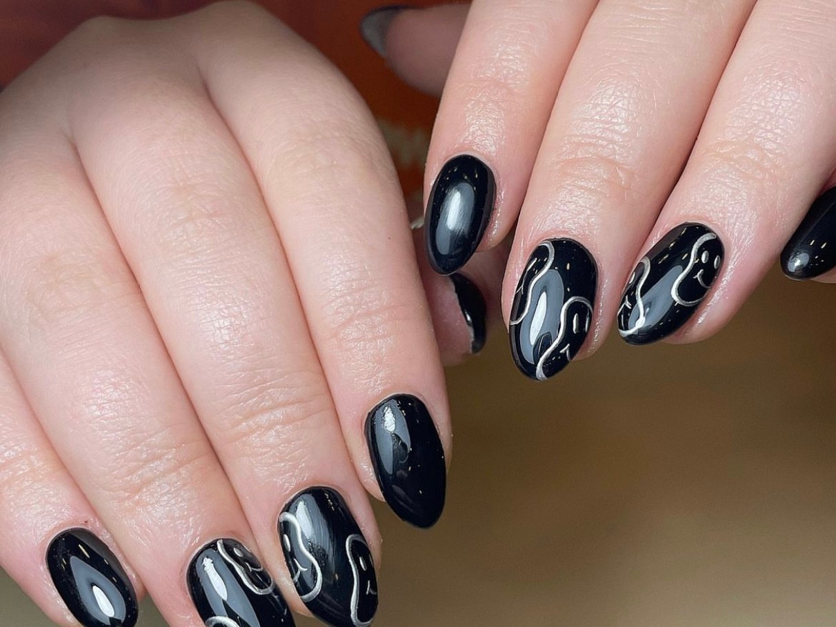 unha preta em gel com glitter