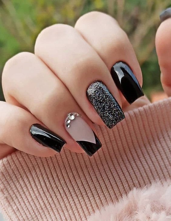 unha preta em gel com branco