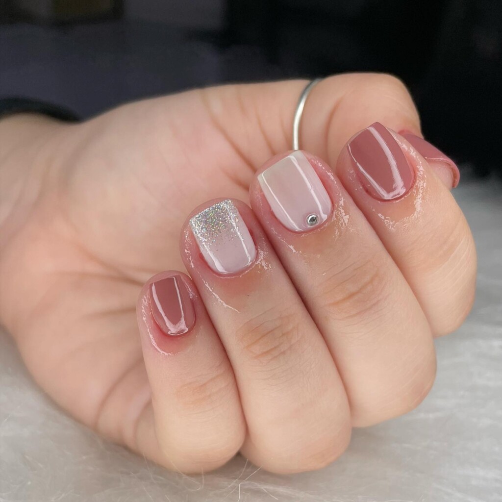 unha simples com esmalte cintilante