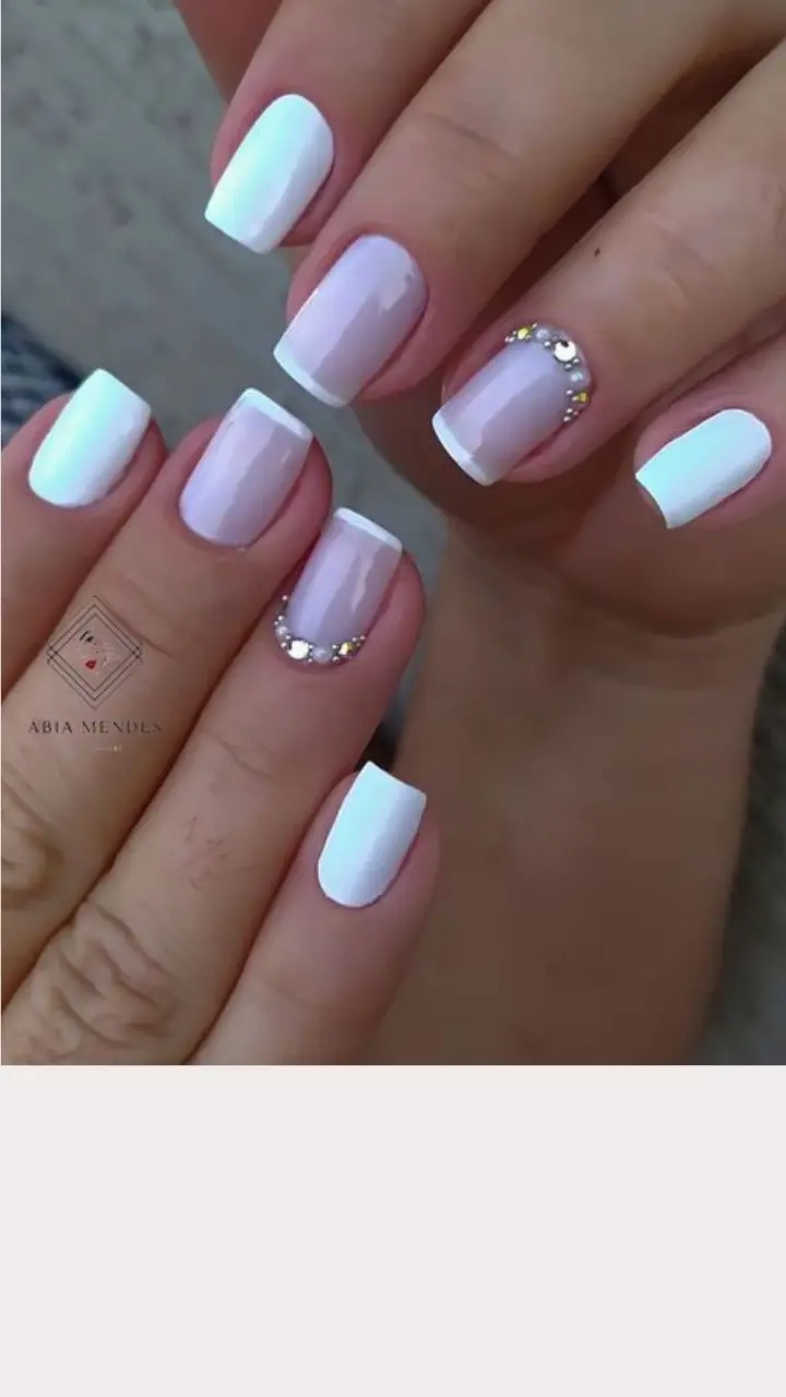 unha simples com esmalte holográfico