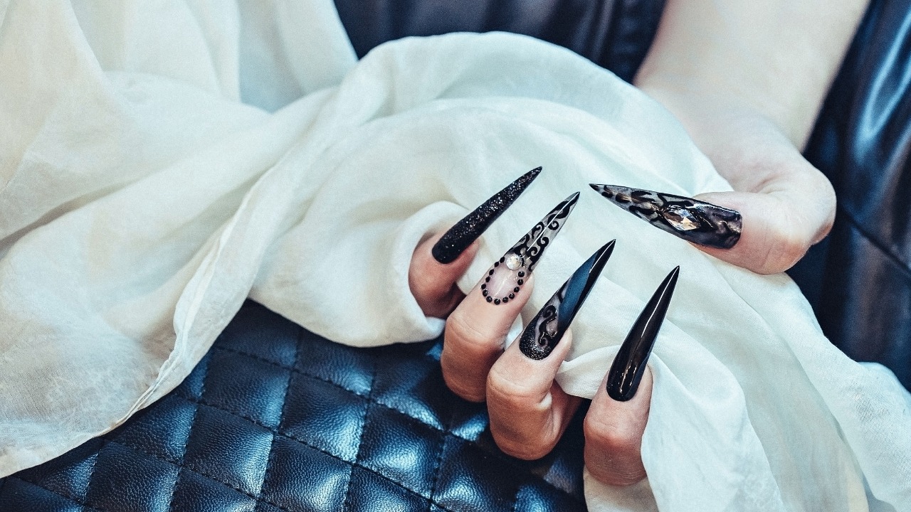 unha stiletto vermelha