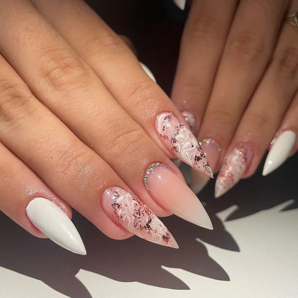 unha stiletto preta