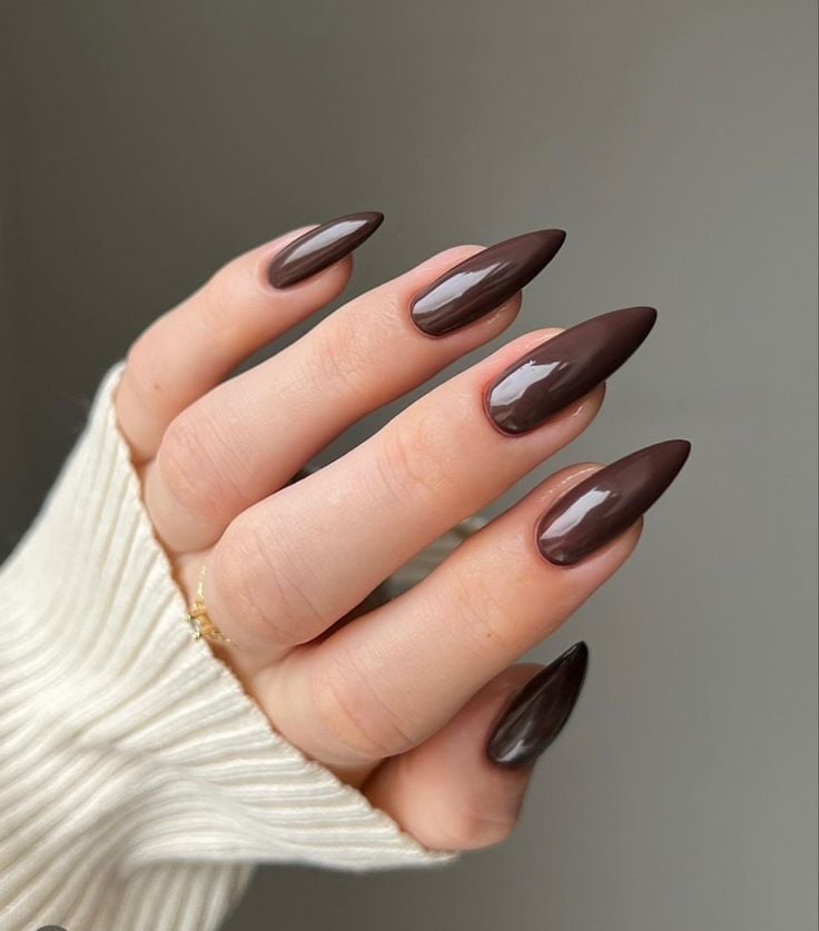 unha stiletto vermelha