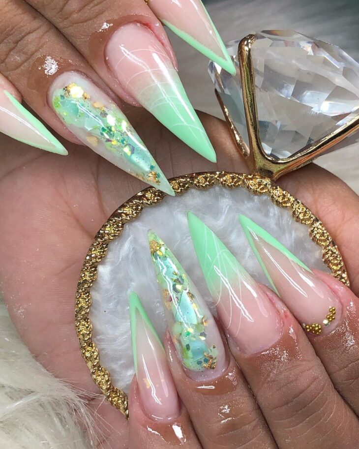 unha stiletto com glitter
