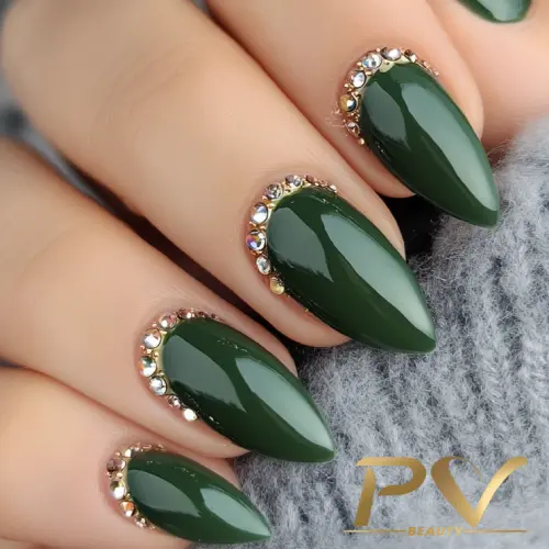 inspirações de unhas verde escuro para festas