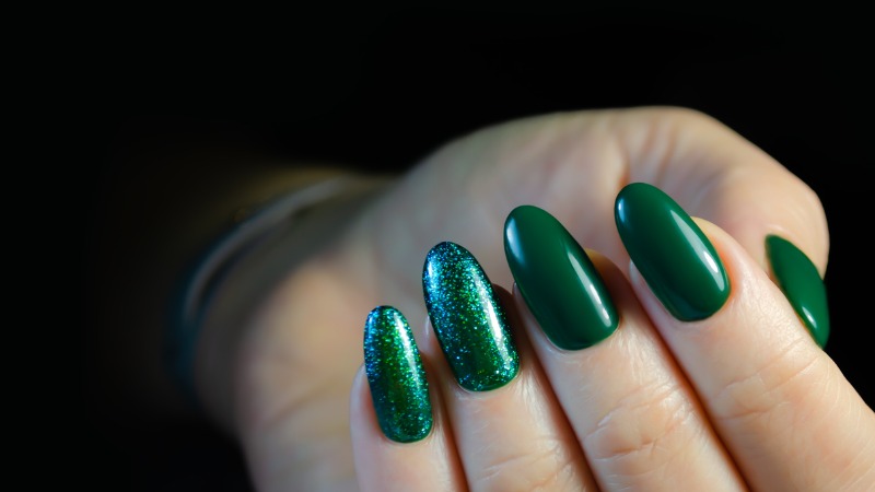 como aplicar esmalte verde escuro sem manchar