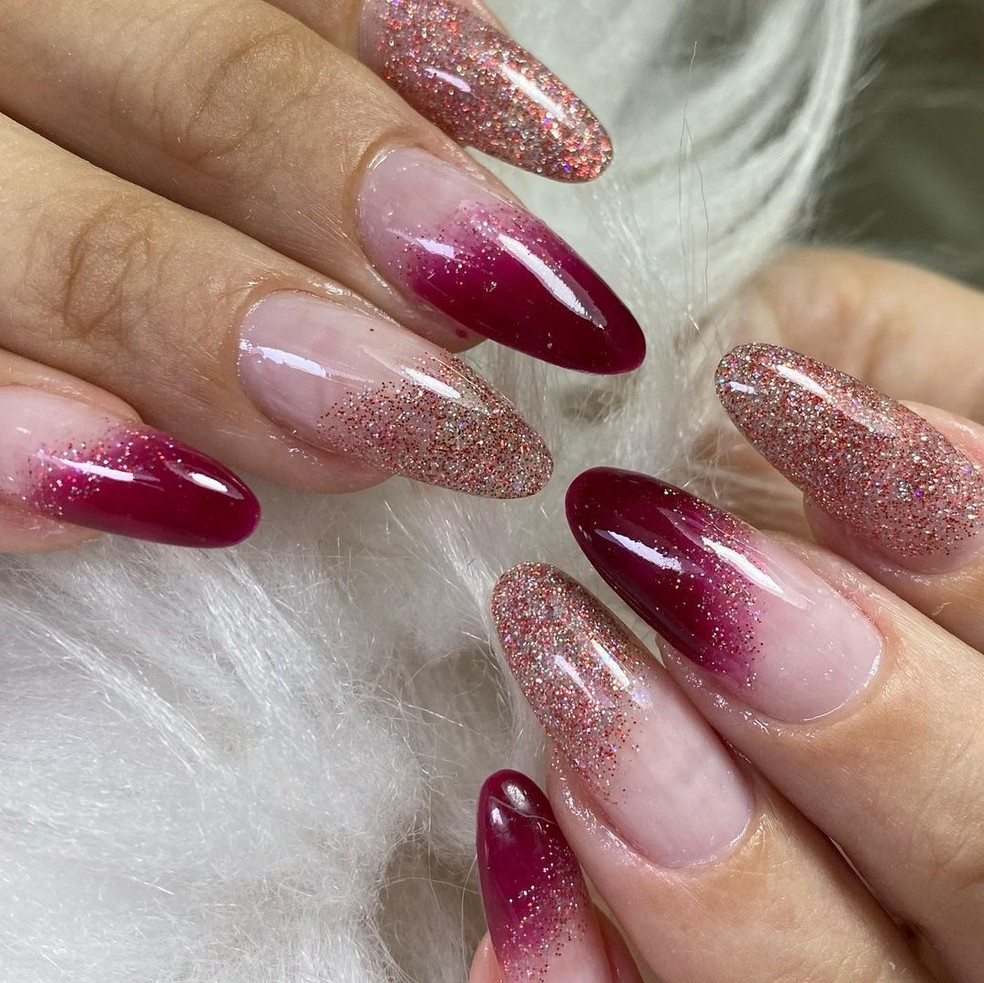 unha vinho com glitter dourado