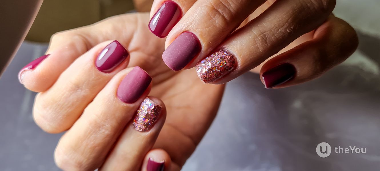 unha vinho com glitter fosco e brilho