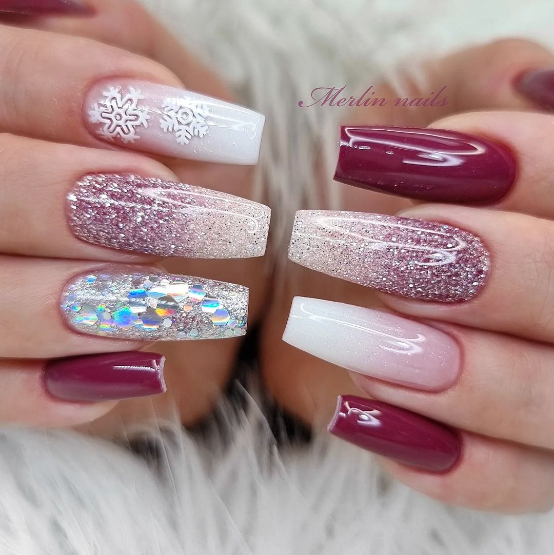 unha vinho com glitter e detalhes dourados