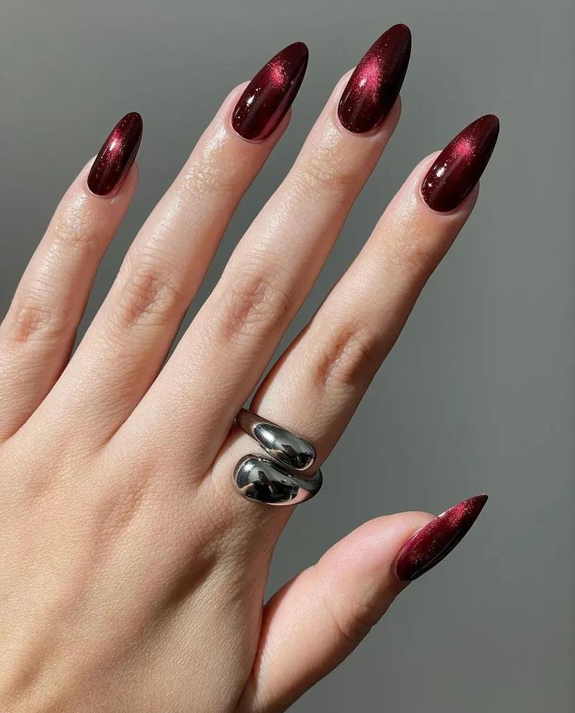 unha vinho com glitter e esmalte cinza base