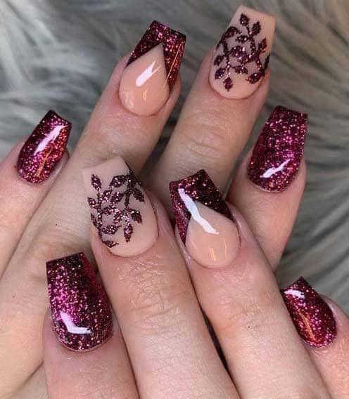 unha vinho com glitter e esmalte cereja