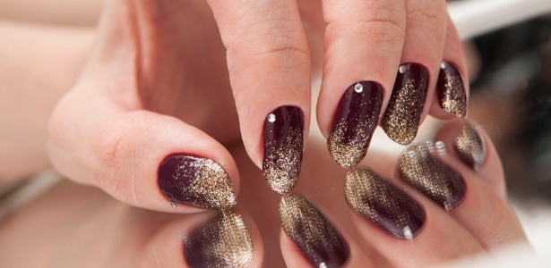 unha vinho com glitter fosco