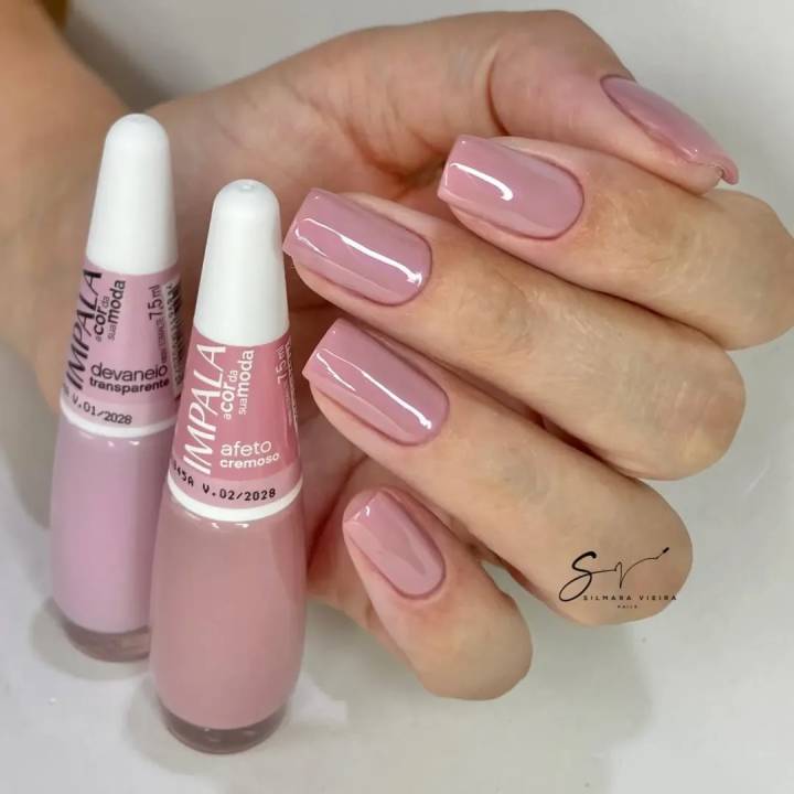 unhas claras e delicadas