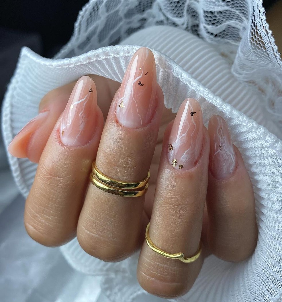 unhas claras para pele negra