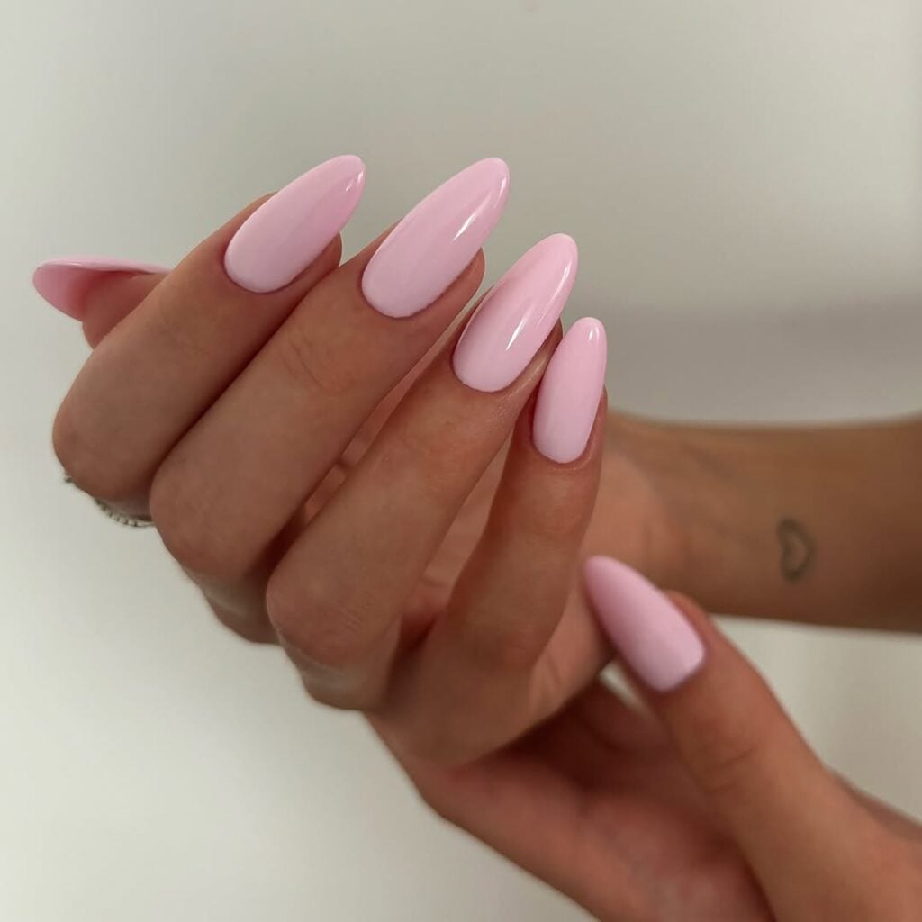 unhas claras com baby boomer