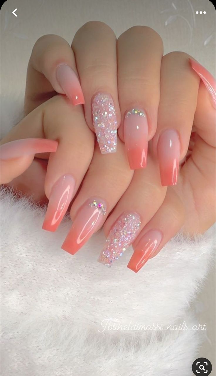 unhas claras com glitter