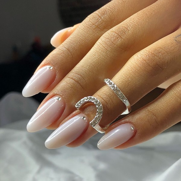 inspirações unhas claras decoradas para casamento