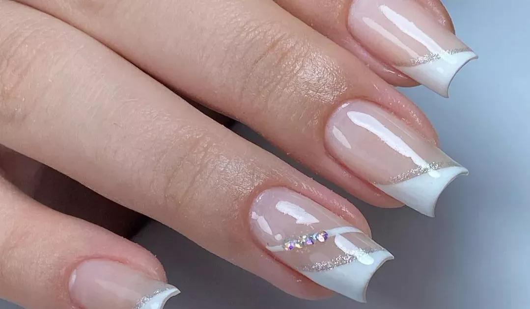 inspirações unhas claras decoradas para casamento